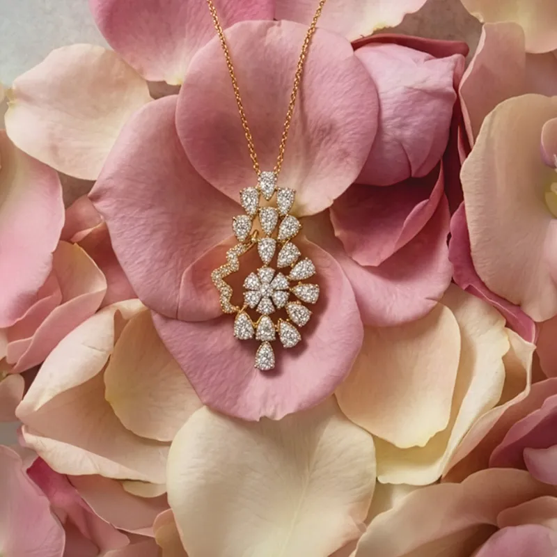 Stunning Yellow Gold Pendant with Diamonds