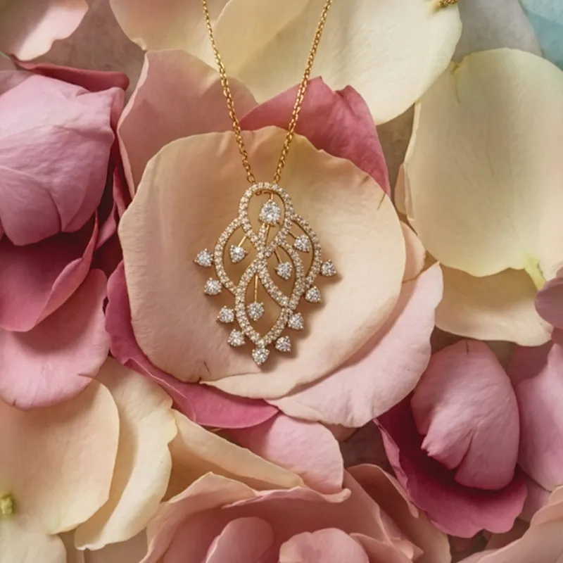 Elegant Yellow Gold Pendant with Diamonds