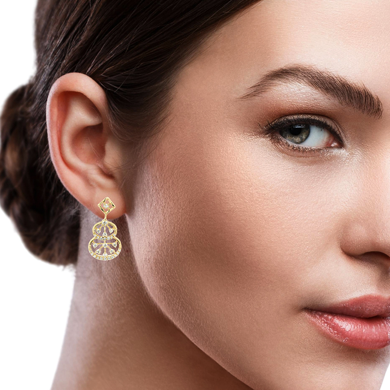 Elegant Gold Hanging Earrings with Diamonds