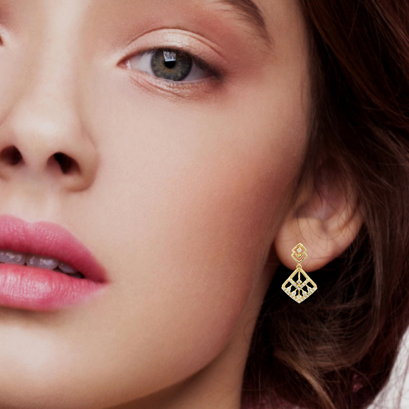 Exquisite Gold Hanging Earrings with Diamonds