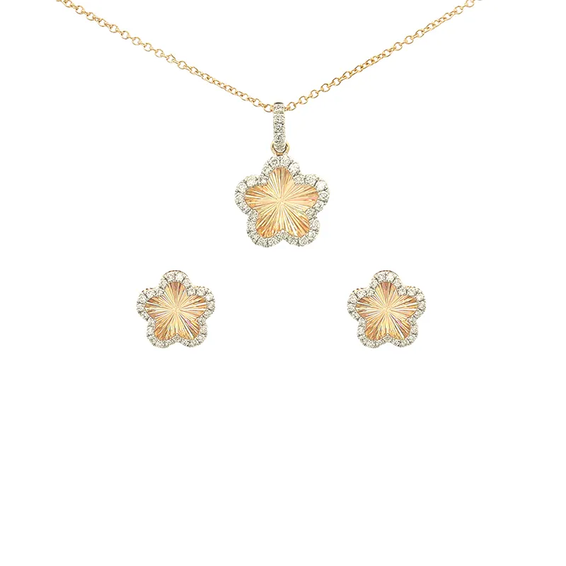 Elegant 18K Yellow Gold Floral Pendant with Diamond Accents for Timeless Charm