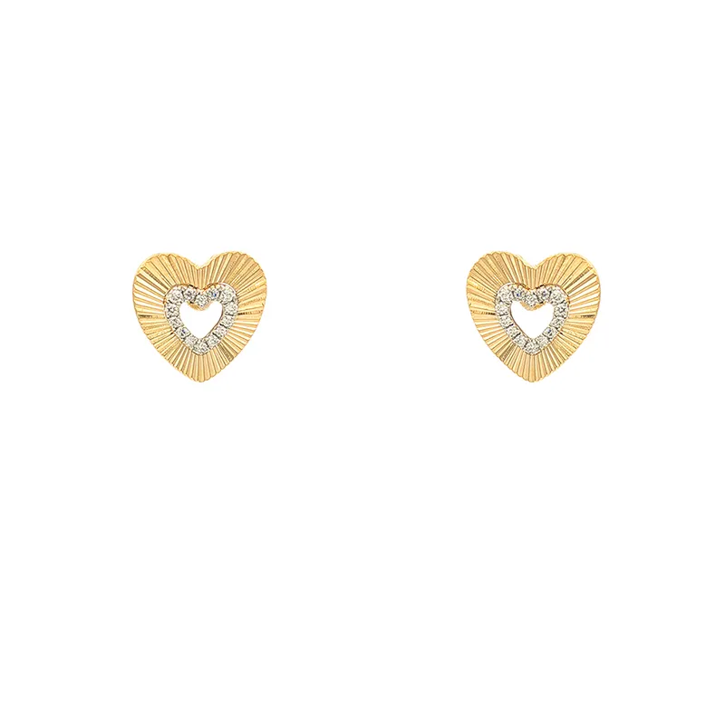 Elegant 18K Yellow Gold Heart Pendant and Earrings Set with Diamonds