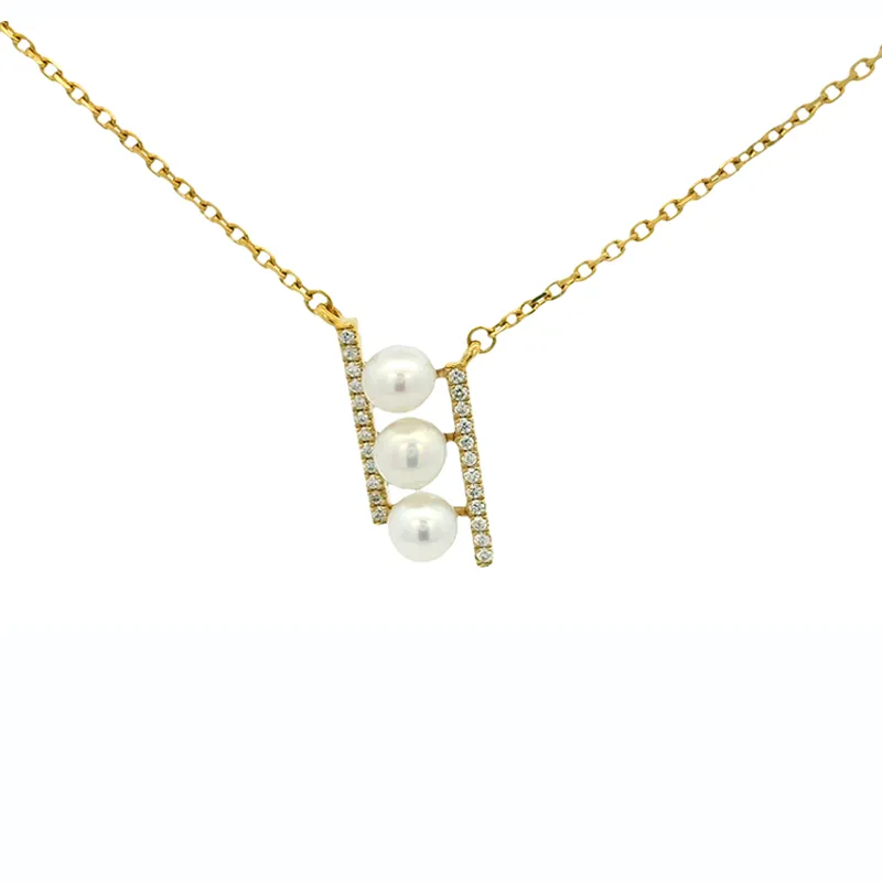 Pearl and diamond pendant in 18K yellow gold
