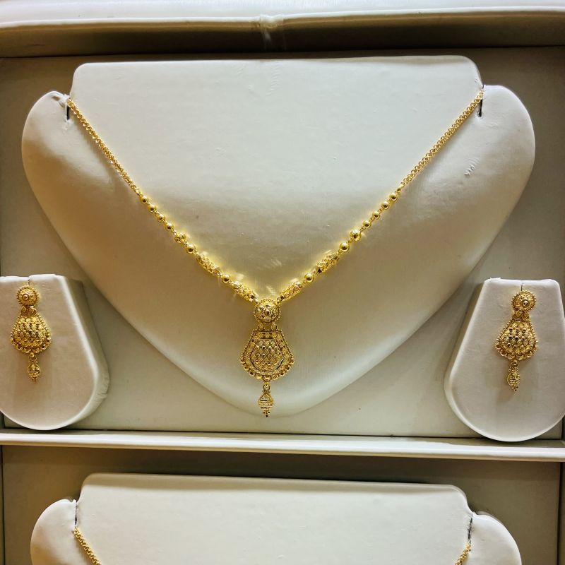 Elegant Gold Necklace Set