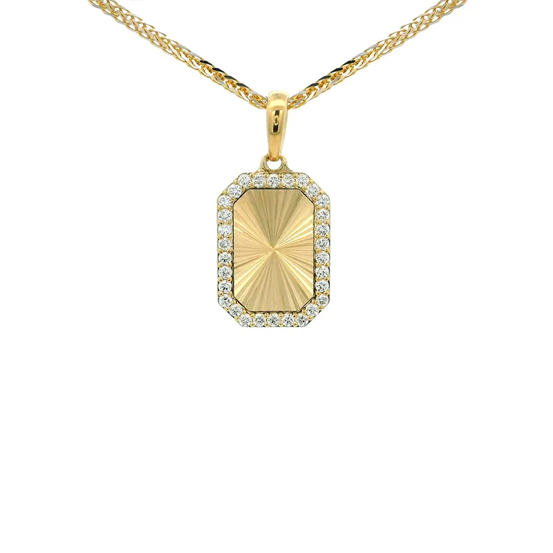 Elegant Gold Pendant with Diamonds