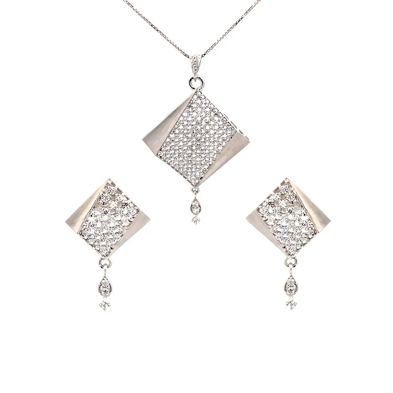Elegant 18K White Gold Rhombus Pendant Set with Sparkling CZ Stones for Everyday Charm