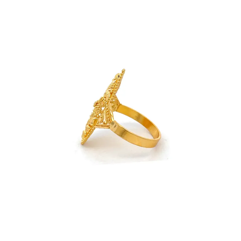 Elegant 22k yellow gold ring, size 7.25, a beautiful and timeless piece for any occasion.