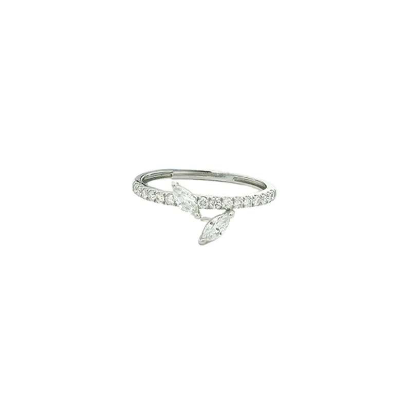 Elegant Diamond Ring in White Gold