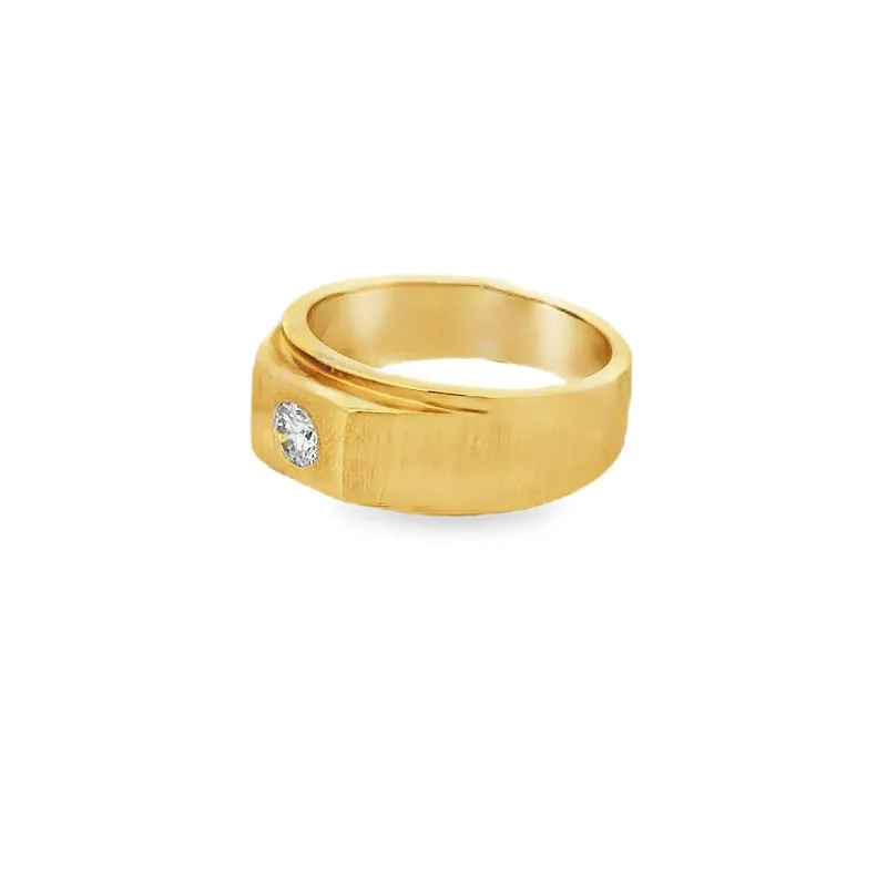 Elegant Gold Ring with Diamond