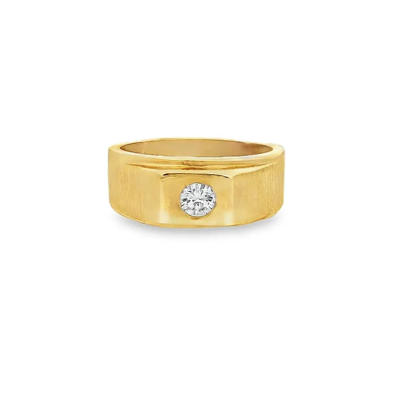 Elegant Gold Ring with Diamond