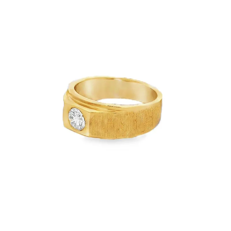 Elegant Gold Ring with Diamond