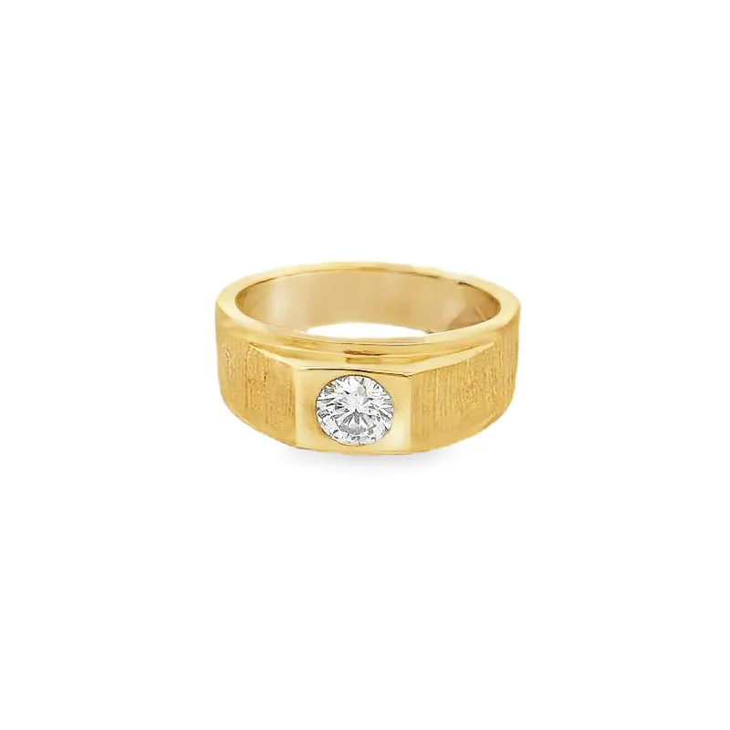 Elegant Gold Ring with Diamond