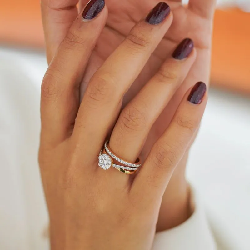 Elegant Gold Ring with Sparkling Diamonds
