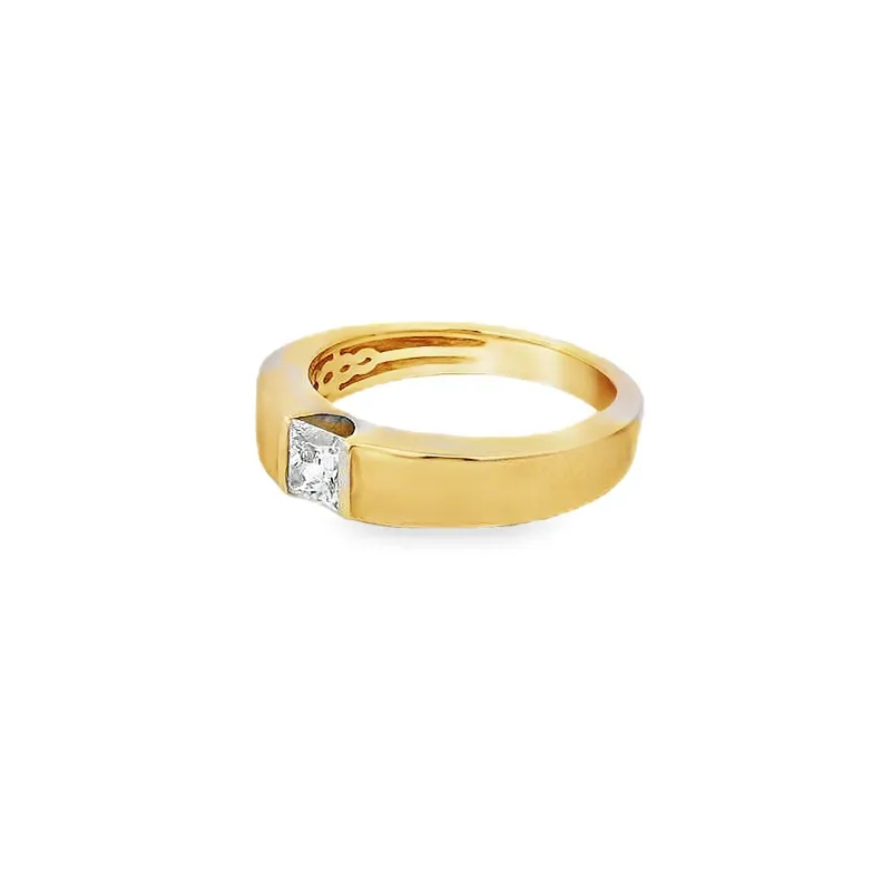 Elegant Gold Ring with Diamond
