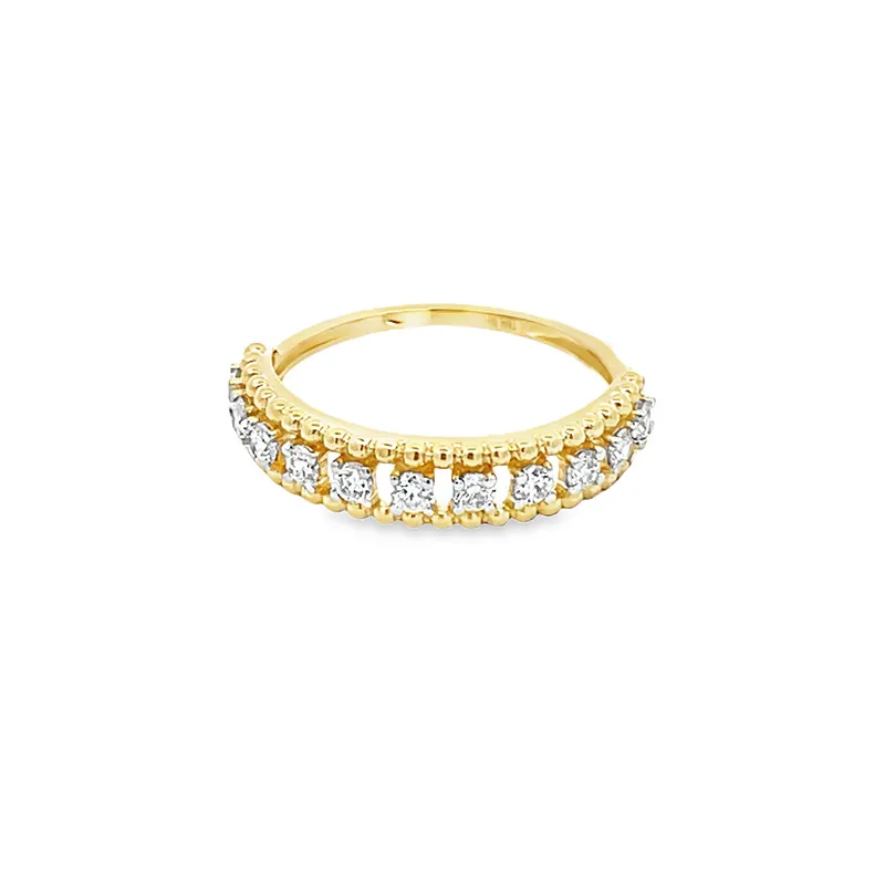 Elegant Gold Ring with Sparkling Diamonds