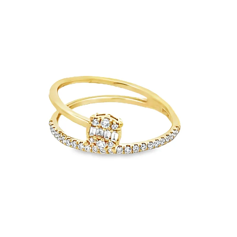 Elegant Gold Ring with Sparkling Diamonds