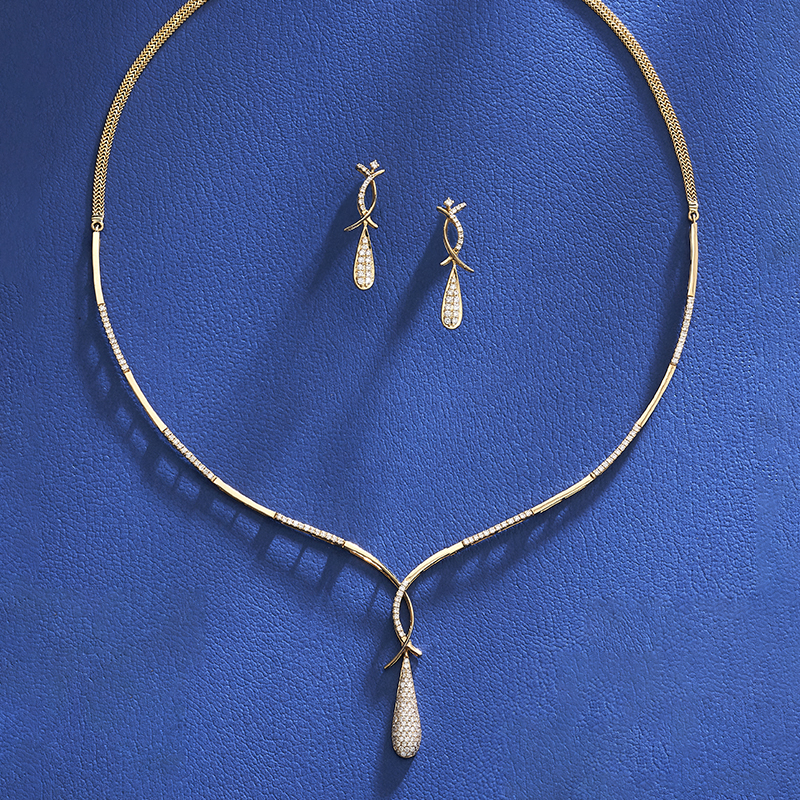 Enchanting, Drop shaped, Gold Diamond Necklace Set