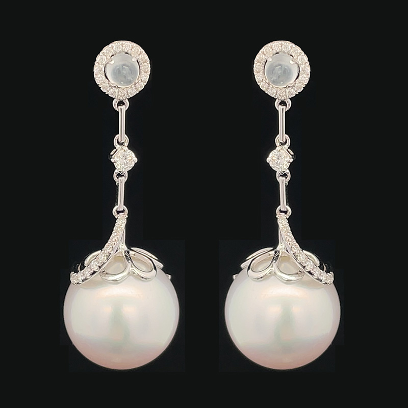18K Pearl Earrings with Gold and Diamonds.