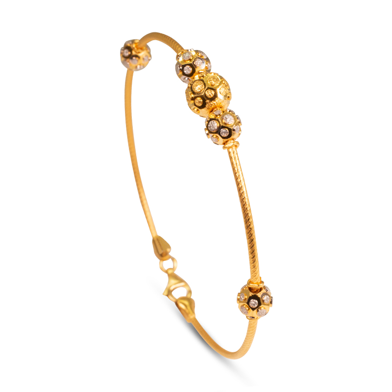 Top more than 159 stylish girls with bracelets latest