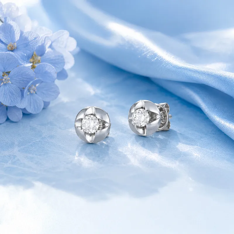 18K White Gold Diamond Simple Stud Earrings