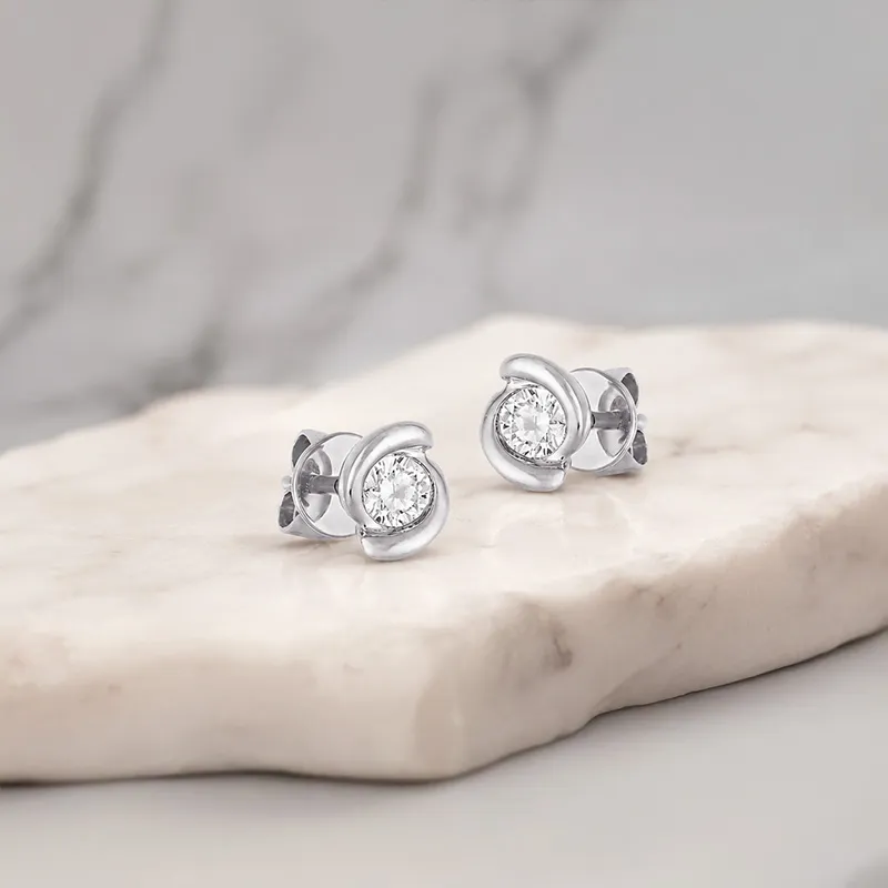 18K White Gold Diamond Simple Spiral Stud Earrings