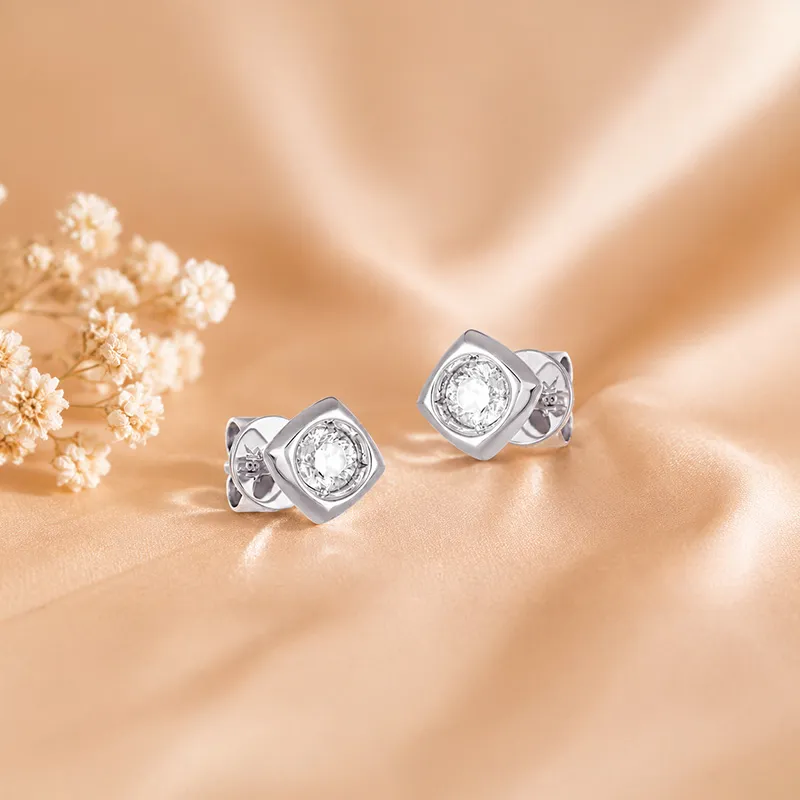 18K White Gold Diamond Simple Square Stud Earrings